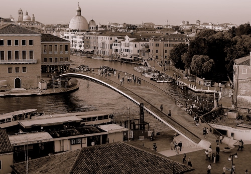 Immagine con ponte, venezia, persone, canale, acqua, cupola, fiume, panorama, cupole