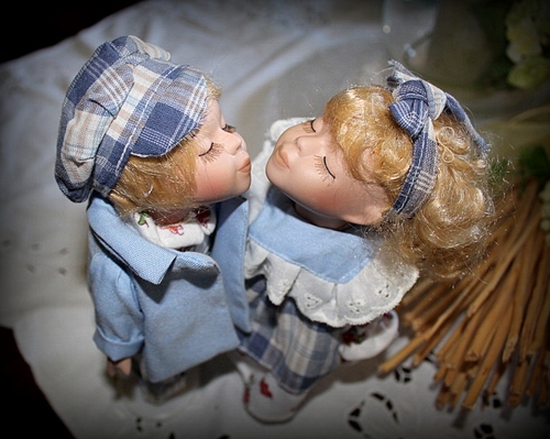 Immagine con bambole, azzurro, due, bacio, cappello, coppia, celeste, nastro, bionde