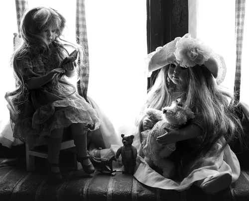 Immagine con bambole, bianconero, capelli, cappello, giocattoli, due, finestra, orsetto