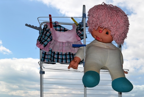 Immagine con bambola, mollette, rosa, cielo, vestiti, vestito, stendino, bucato, blu, pezza