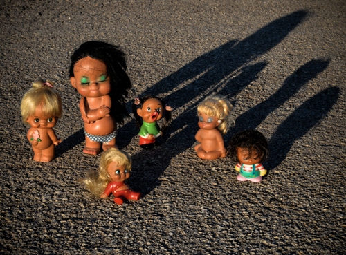 Immagine con bambole, ombre, sei, giocattoli, ombra, sabbia, pupazzi, capelli
