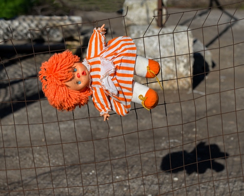 Immagine con rete, bambola, ombra, arancione, arancio, capelli, pezza, bianco