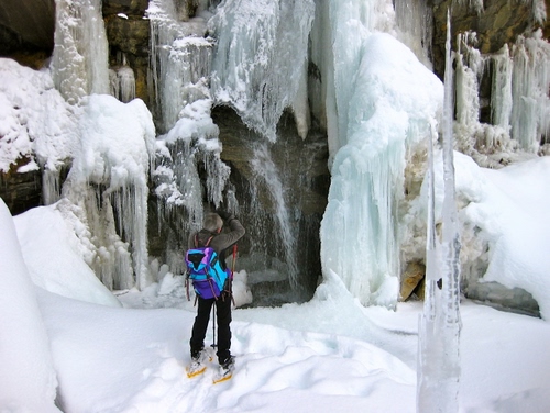 Immagine con ghiaccio, neve, fotografo, zaino, inverno, uomo, stalattiti, bianco, cascata