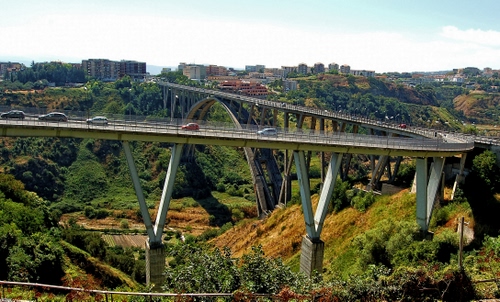 Immagine con ponte, viadotto, auto, alberi, autostrada, automobili, strada, arcate, macchine, verde, piloni, città