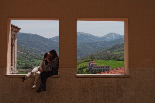 Immagine con finestre, bacio, montagne, paesaggio, due, panorama, ragazze, montagna, donne, case