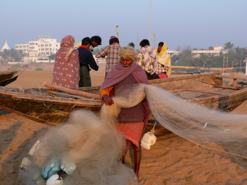 Immagine con barca, reti, pescatori, sabbia, persone, rete, pescare, uomini, pescatore, pesca