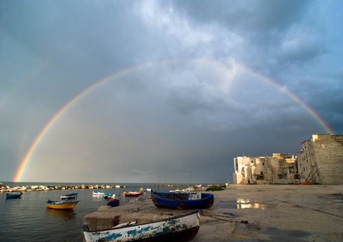 Immagine con barche, arcobaleno, mare, cielo, nuvole, porto, acqua, case