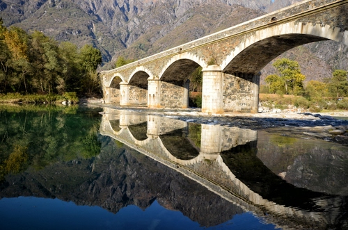 Immagine con ponte, fiume, riflesso, acqua, alberi, montagna, archi, montagne, arcate, riflessi