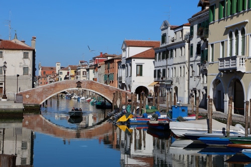 Immagine con ponte, barche, acqua, case, riflesso, canale, cielo, finestre, tetti, riflessi, balconi, fiume, palazzi, pali, balcone, venezia, azzurro