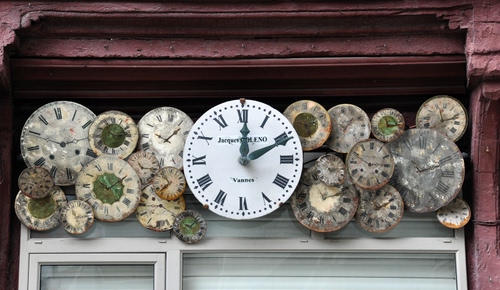 Immagine con orologi, lancette, numeri, insegna, orologio, vetrina, finestra, quadranti, romani