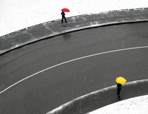 Immagine con ombrelli, giallo, rosso, due, passanti, curva, strada, pioggia, neve, bianco