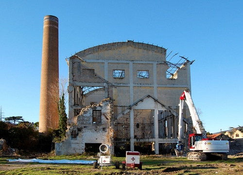 Immagine con ciminiera, fabbrica, ruderi, rudere, ruspa, abbandono, demolizione, scavatrice, cielo, finestre, alberi