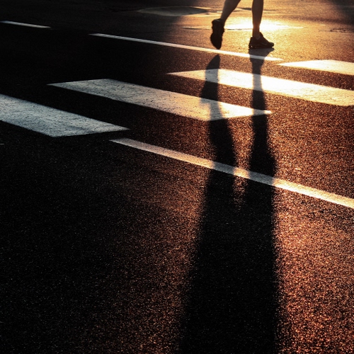 Immagine con strisce, strada, ombra, pedone, controluce, piedi, bianco, ombre, pedonali, scarpe