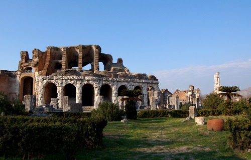 Immagine con archi, rovine, ruderi, prato, rudere, archeologia, cielo, siepi, piante, verde