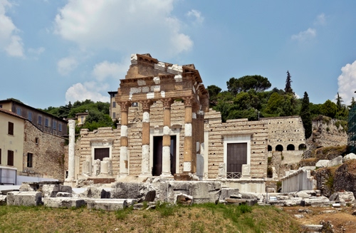 Immagine con colonne, alberi, cielo, nuvole, ruderi, rovine, erba, verde, porte, finestre, archeologia, case, resti, piante, capitelli, azzurro