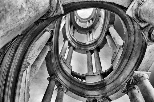 Immagine con colonne, spirale, bianconero, prospettiva, curve, scale, coppie