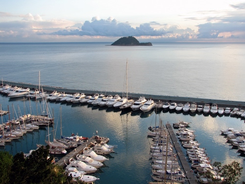 Immagine con mare, porto, barche, isola, nuvole, cielo, moli, panorama, acqua, molo, isolotto, riflessi, alberi