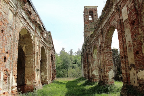 Immagine con archi, alberi, campanile, ruderi, erba, prato, rovine, chiesa, verde, cielo, mattoni, ombre, rudere, torre, antichità