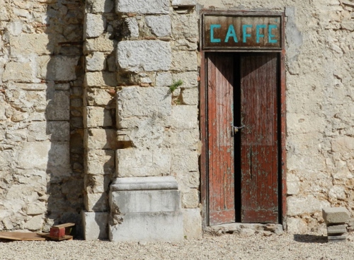 Immagine con porta, caffè, insegna, muro, legno, pietre, pietra, mattoni, lucchetto