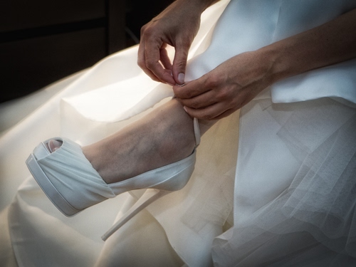 Immagine con bianco, mani, tacco, scarpa, scarpe, piede, sposa, vestito, piedi