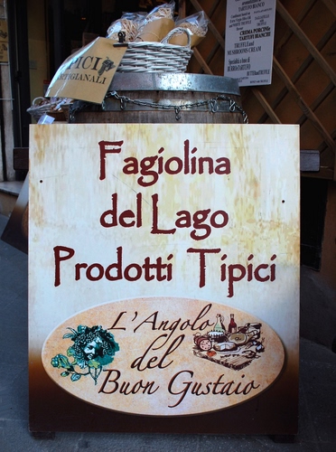 Immagine con insegna, prodotti, cestino, negozio, scritte, cesto, insegne, pubblicità, scritta, lago