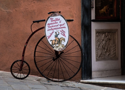 Immagine con insegna, bicicletta, ruote, muro, porta, raggi, velocipede, negozio, pubblicità, antica, bassorilievo, marrone, cerchi