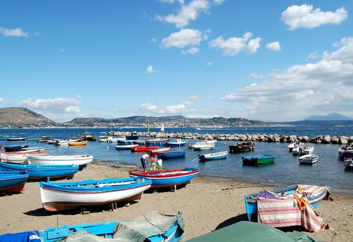 Immagine con barche, mare, spiaggia, porto, cielo, nuvole, acqua, montagne, panorama