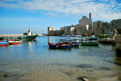 Immagine con barche, porto, mare, chiesa, acqua, nuvole