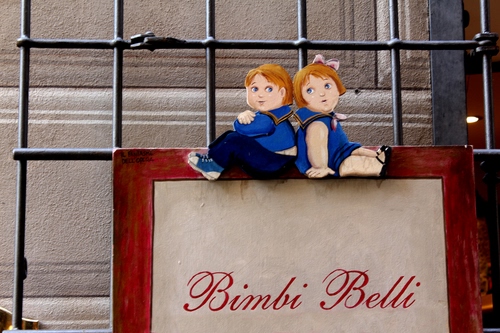 Immagine con insegna, grata, cornice, bambini, scritta, cancello, bimbi, due, blu, vestiti, inferriata