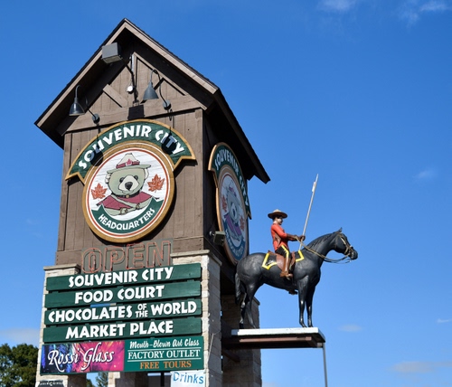 Immagine con cavallo, insegna, orso, torre, insegne, scritte, cavaliere, cielo, ranger, statua