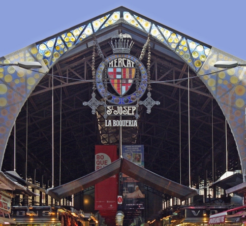 Immagine con mercato, capannone, stemma, insegna, luci, barcellona, insegne, corona