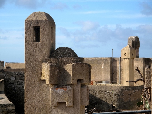 Immagine con cielo, finestra, comignoli, nuvole, finestre, fortezza, cemento, mura, fortificazione