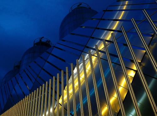 Immagine con giallo, luci, oro, metallo, blu, cancellata, cielo, notte, riflessi, riflesso