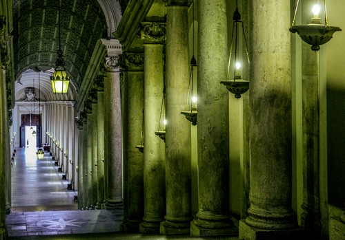 Immagine con colonne, lampade, prospettiva, luci, lampioni, corridoio, arco, lampadari, verde, scala, lampione, portico