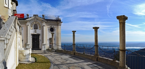 Immagine con colonne, cielo, mare, ringhiera, museo, porta, nuvole, pozzo, terrazza, fontana