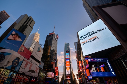 Immagine con grattacieli, insegne, cielo, città, luci, cartelloni, antenne, colori, pubblicità, palazzi