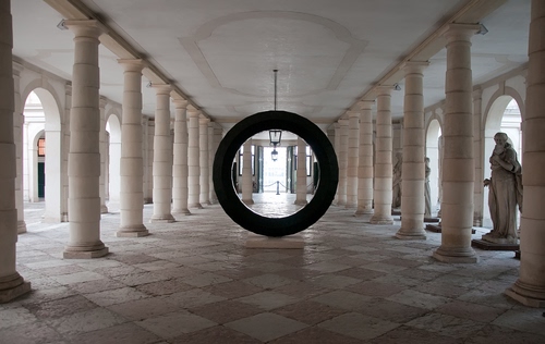 Immagine con colonne, cerchio, statua, prospettiva, tondo, pavimento, nero, lampione, statue, portico, colonnato