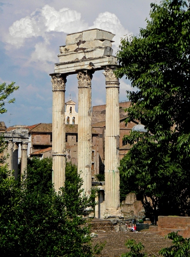Immagine con colonne, alberi, ruderi, nuvole, verde, rovine, tre, tetti, rudere, scavi, cielo