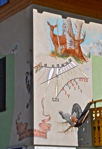 Immagine con meridiana, cervi, numeri, murales, muro, ore, casa, animali