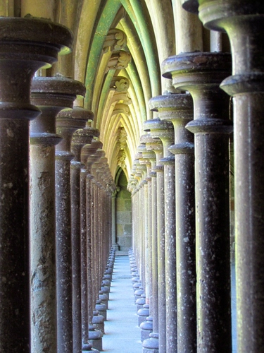 Immagine con colonne, prospettiva, archi, capitelli, marmo, portico, chiesa