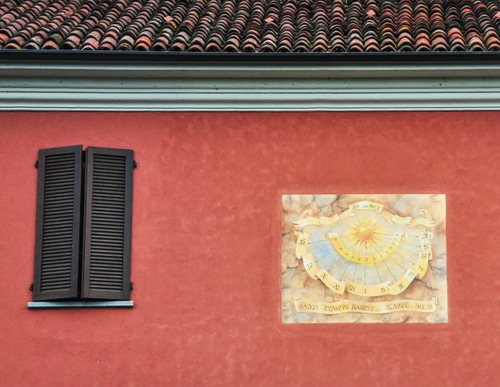 Immagine con meridiana, finestra, tegole, grondaia, tetto, rosso, muro, persiane, ante, numeri, imposte