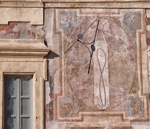 Immagine con finestra, meridiana, ombra, muro, solare, facciata, dipinto, orologio, affresco