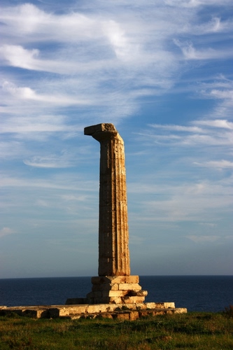 Immagine con colonna, mare, nuvole, cielo, capitello, rudere, acqua, ruderi, rovina, orizzonte