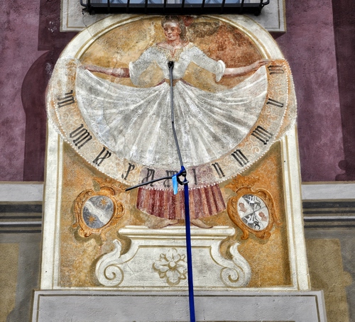 Immagine con meridiana, numeri, donna, orologio, ore, stemmi, cerchio, affresco, dipinto, asta, bianco, lancetta, muro, romani, gnomone, blu, ombra