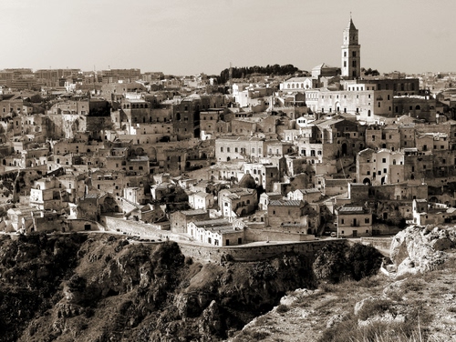 Immagine con bianconero, campanile, panorama, case, paese, chiesa, città, borgo, sassi, matera
