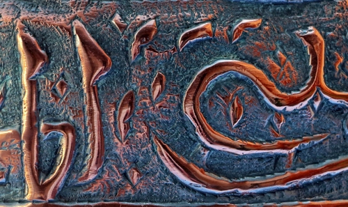 Immagine con astratto, curve, metallo, blu, rosso, segni, marrone, incisioni, rilievo, linee