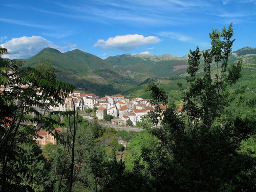 Immagine con alberi, paese, panorama, cielo, montagne, nuvole, case, verde, montagna, borgo