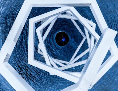 Immagine con bianco, pozzo, azzurro, blu, geometrico, spirale, prospettiva, foro, geometrie, cupola