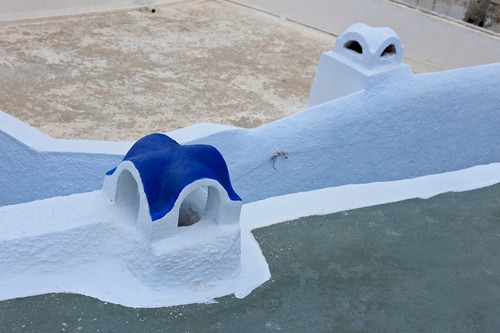 Immagine con bianco, blu, comignoli, tetto, due, azzurro, camini