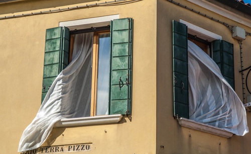 Immagine con tende, finestre, due, verde, vento, angolo, persiane, casa, vetri